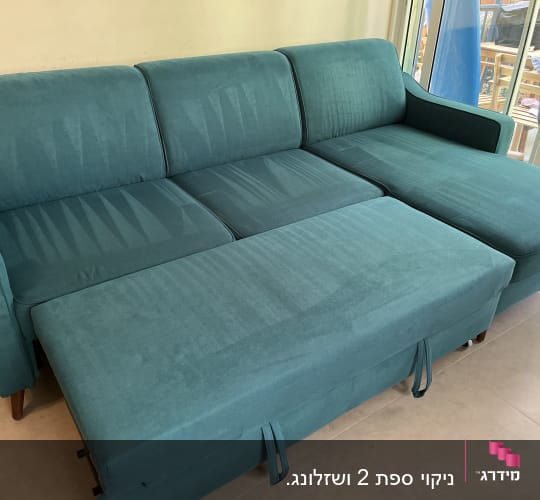 ספה כחולה נקייה לאחר ניקוי יסודי